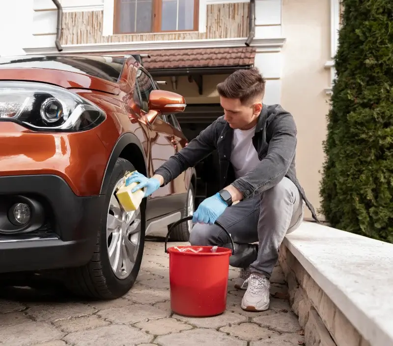 Lavage auto à domicile Bren : professionnel intervenant sur un véhicule